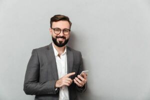 homem feliz após escolher a armação de óculos masculinos ideal