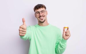 homem jovem segurando caixa de lente de contato